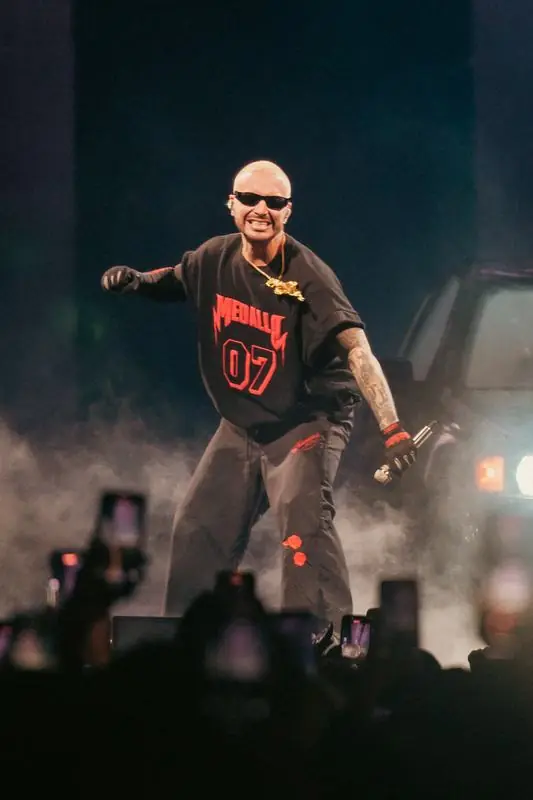 Artist in sunglasses and a Metallica shirt